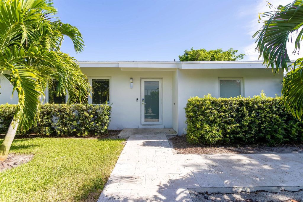 Photo of 200 NE 5th Court, Delray Beach, FL 33444 (MLS # R10902042)