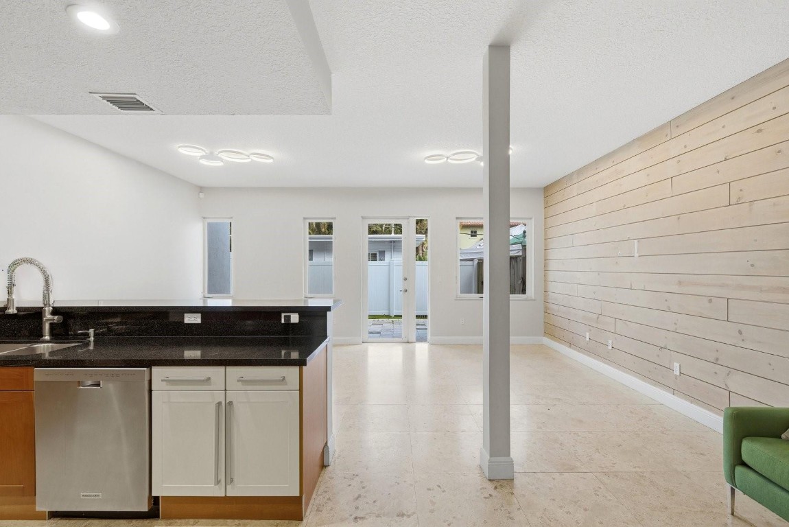 VICTORIA'S POINT - Residential