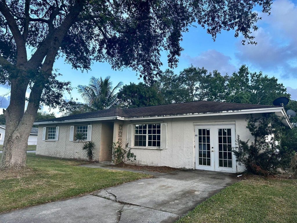 Photo of 3203 Hibiscus Avenue, Fort Pierce, FL 34947 (MLS # R10984080)