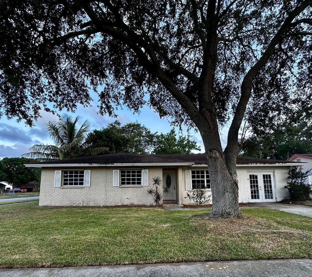 Photo of 3203 Hibiscus Avenue, Fort Pierce, FL 34947 (MLS # R10984080)