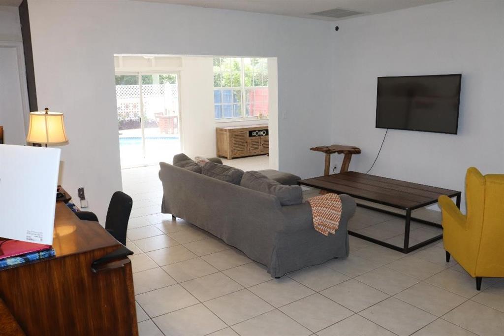 Hollywood Hills 6-22 B - Residential