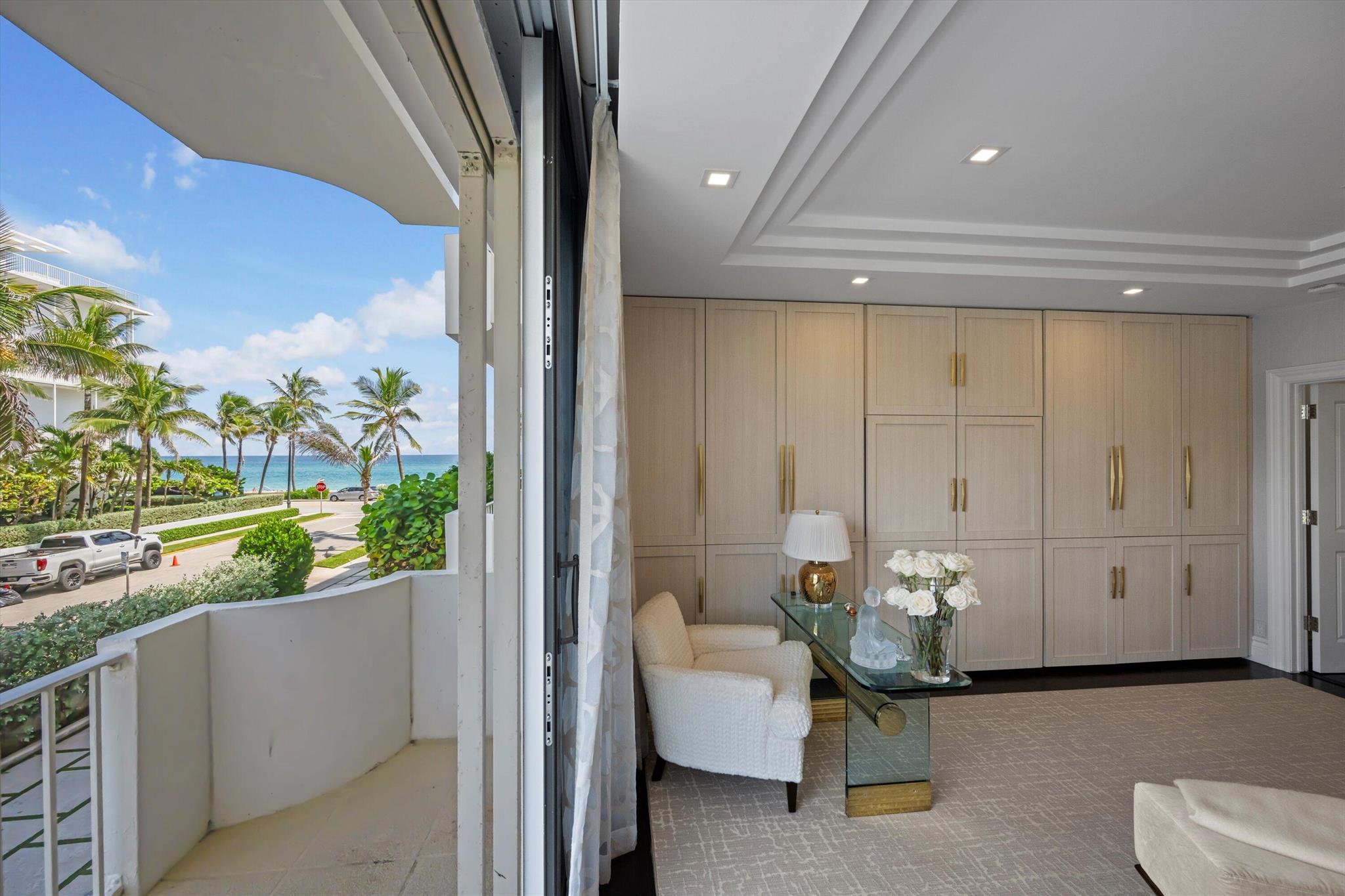 KIRKLAND HOUSE COND - Residential