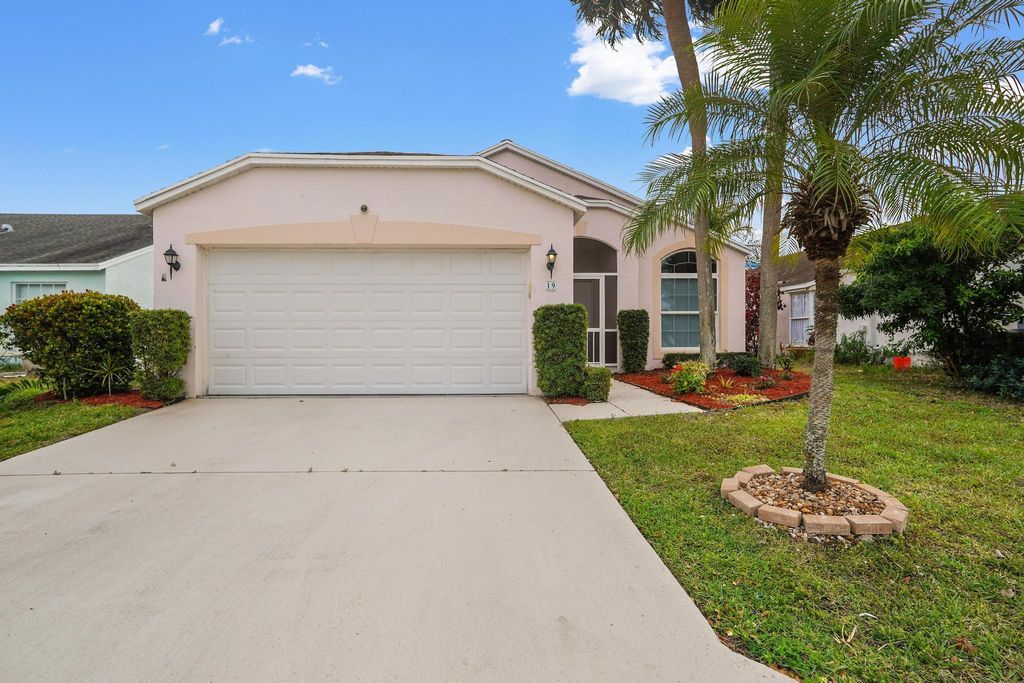 Photo of 19 Bentwater Circle, Boynton Beach, FL 33426 (MLS # R11068997)