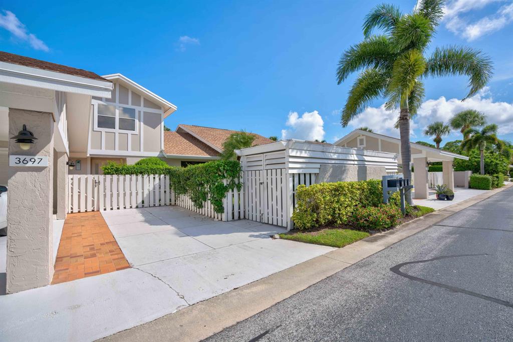 Jonathan's Landing - A Beautiful 4 bedroom house and 2.5 baths town house. The Master is on the 1st floor. Off the master is an office with beautiful lake views. 2 bedrooms upstairs & bath. Lovely living room with comfortable seating and separate Dinning Area. Screened in patio with dinning area and patio chairs looking over a picture perfect lake. Front yard is completely fenced in. Jonathan's Landing is convenient to shops, restaurants, minutes from the beach and 30 mins from Palm Beach International Airport.