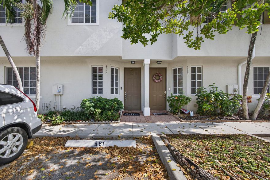 Great central Palm Beach Location near 95, Shopping on Northlake Blvd, Beaches, Publix, a quick drive to downtown West Palm Beach, VA Hospital, and Gardens Mall.