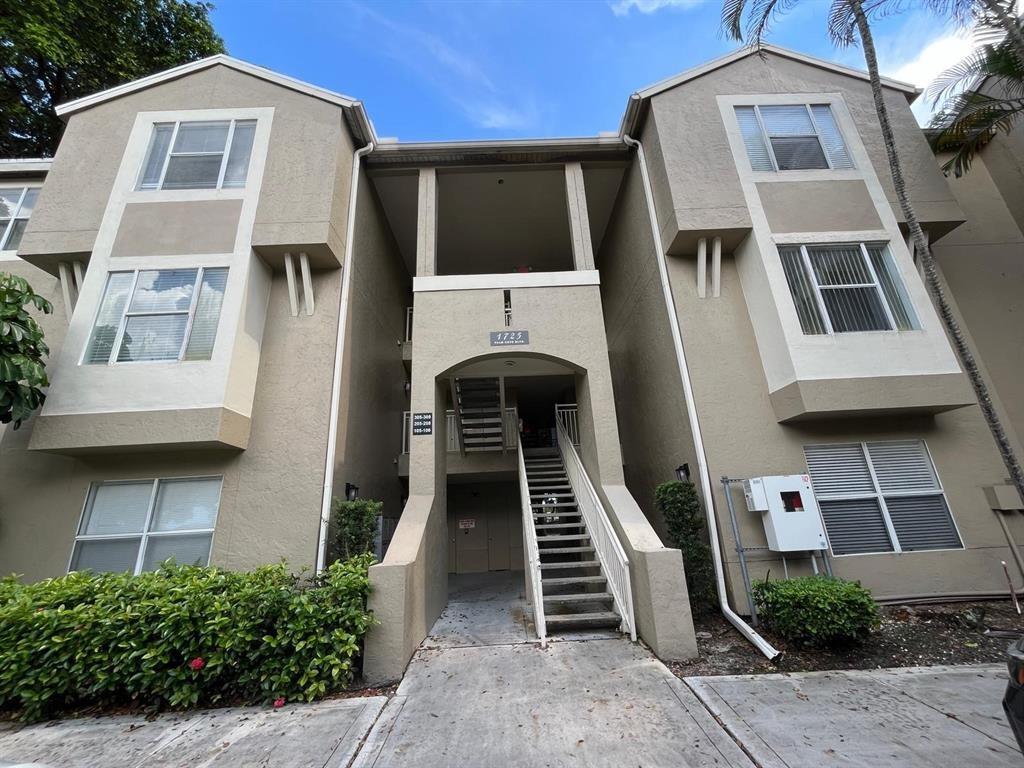 SPACIOUS 2/2 FIRST FLOOR UNIT, WITH WALK-IN CLOSET AND WASHER/DRYER IN UNIT. COMPLEX FEATURES FITNESS CENTER WITH NEW EQUIPMENT AND FLAT SCREEN TV'S, SPA, POOL, TENNIS, VOLLEYBALL, WALKING PATH W/ BENCHES AND PICTURESQUE LAKE VIEWS. GATED COMMUNITY, CLOSE TO I-95, DINING AND SHOPPING. TONE PET ALLOWED UNDER 40LBS - $500 NONREFUNDABLE PET FEE APPLIES. ASSOCIATION APPROVAL TAKES AROUND 2-3 WEEKS. FIRST, LAST AND ONE MONTH SECURITY DEPOSIT REQUIRED TO MOVE IN
