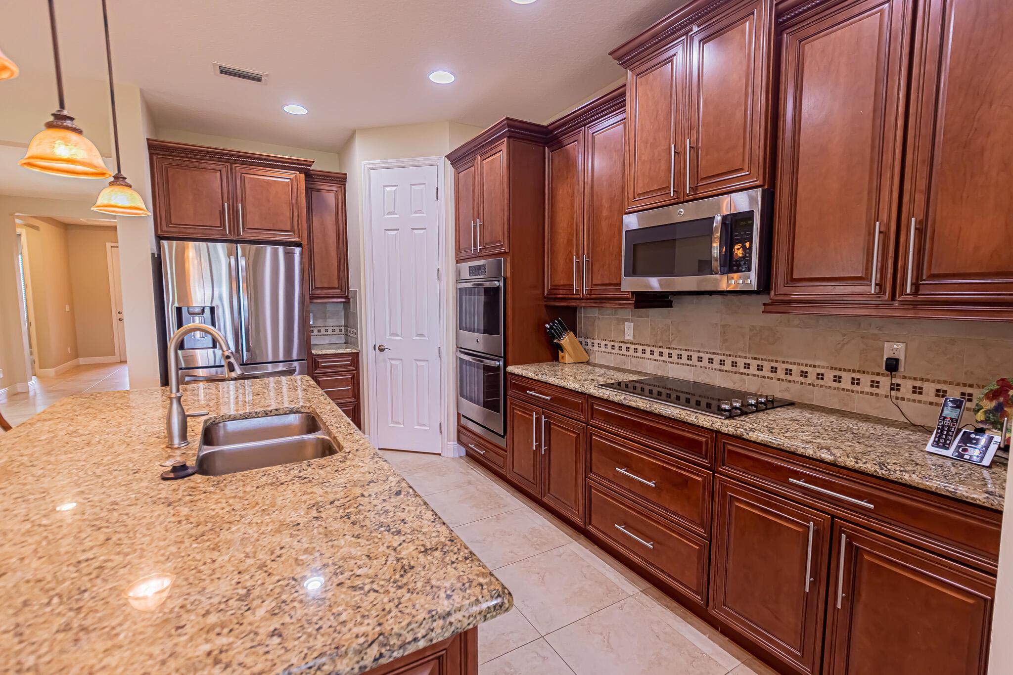 10211 SW Fernwood Avenue, Port St Lucie, FL, 34987/$439,900 4 10211 SW Fernwood Avenue