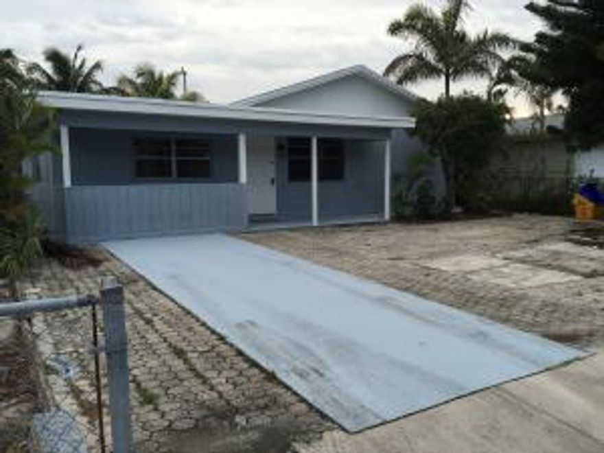 INVESTORS OPPORTUNITY/FIRST TIME HOME BUYER! THIS IS A 3BEDROOM 2BATH WELL MAINTAINED HOME WITH UPDATED KITCHEN WITH TILE FLOORING IN THE KITCHEN , NEW CARPET IN THE BEDROOM AND WOOD FLOORING IN THE LIVING ROOM AREA. MOVE IN READY, EAST TO SHOW!