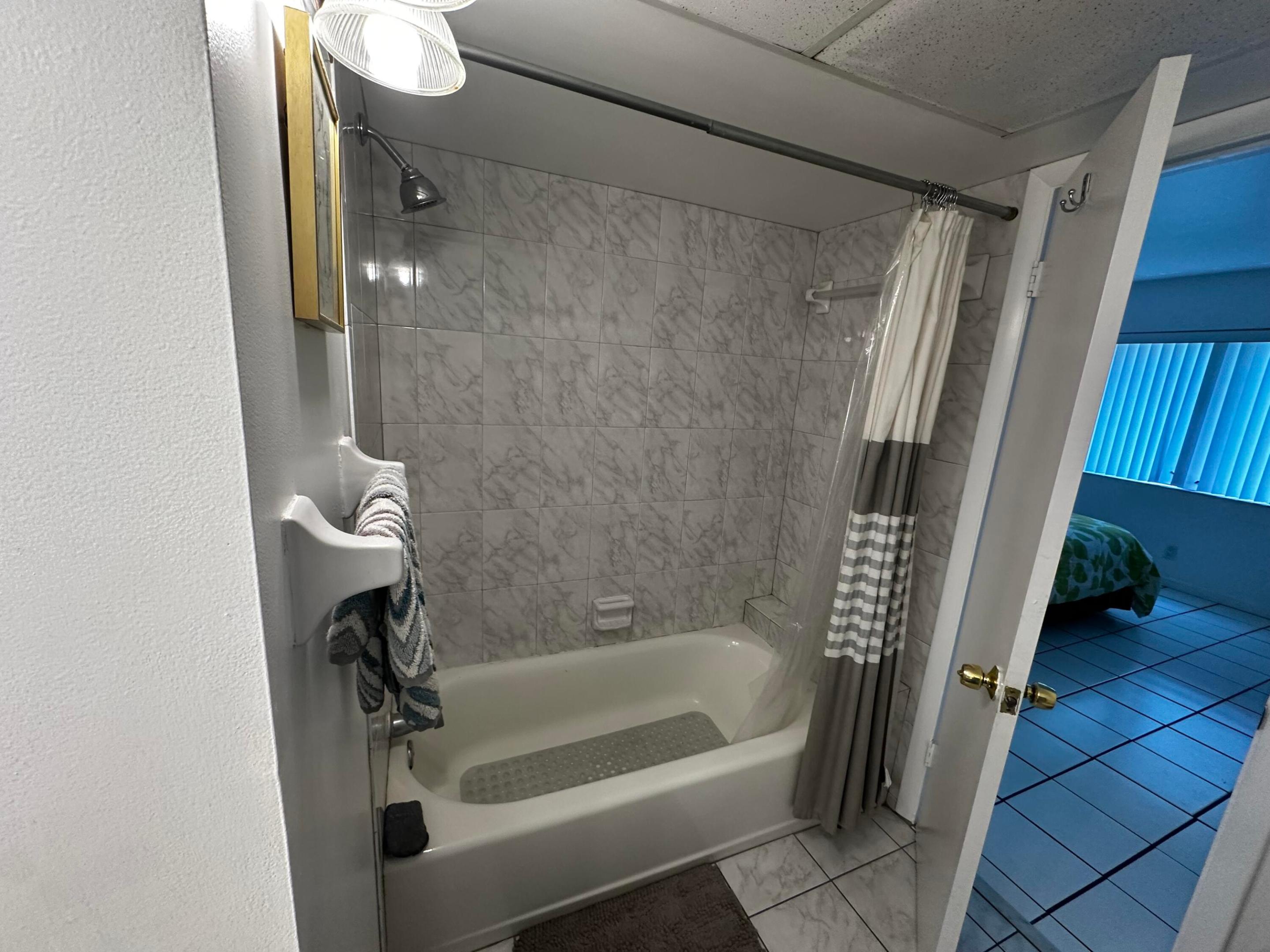 OAKLAND SHORES CONDOMINIUM 1 - Residential