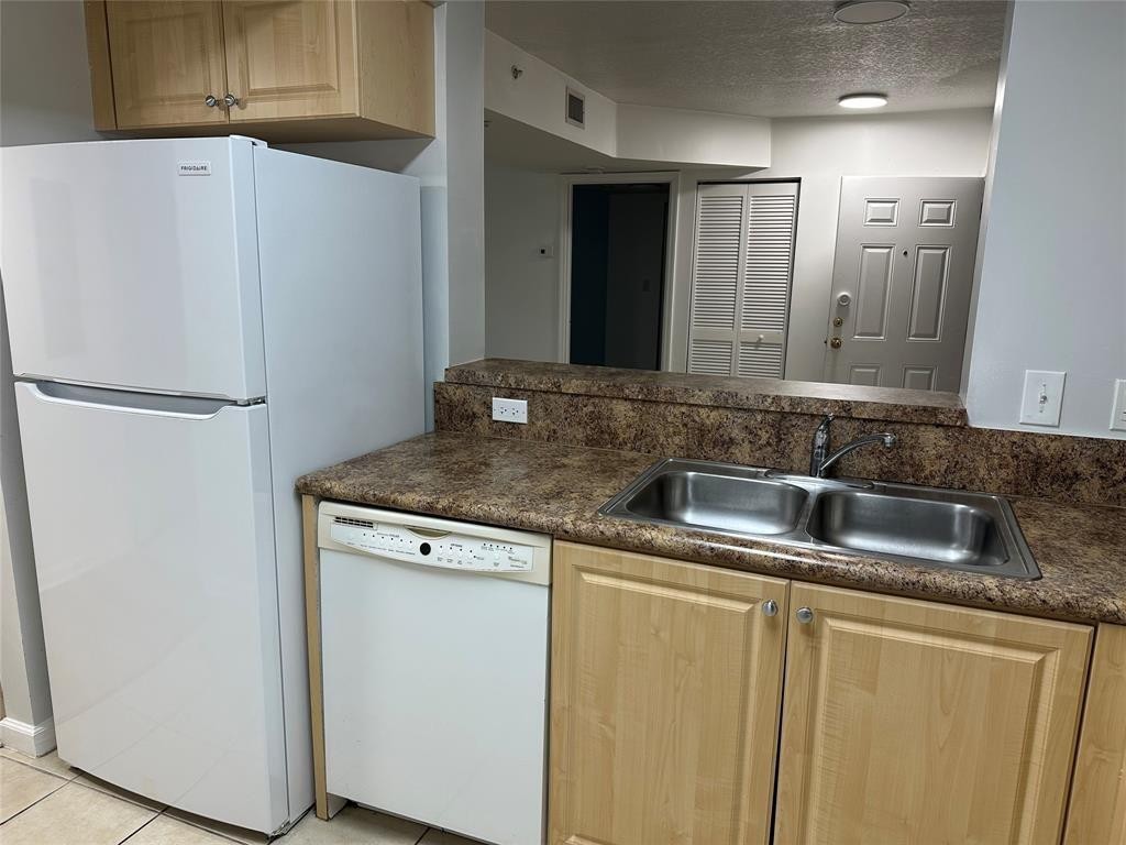 Sheridan Beach Club Condo - Residential Lease