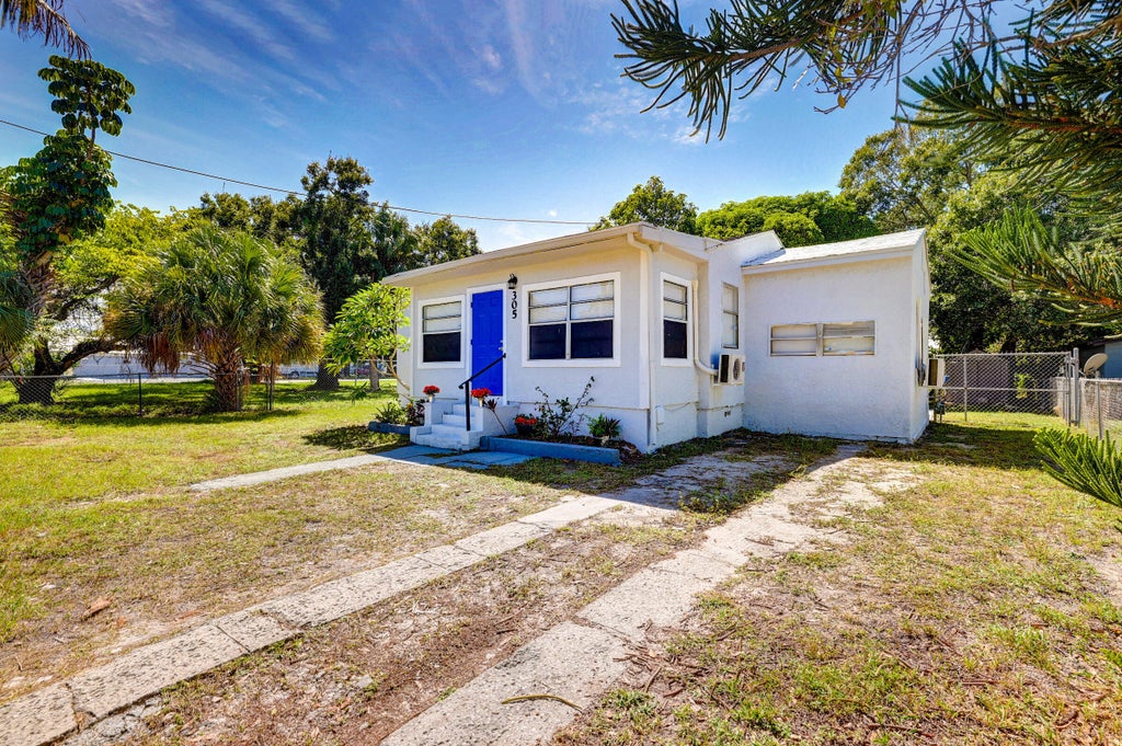 Photo of 305 N 13th Street, Fort Pierce, FL 34950 (MLS # B26045667)