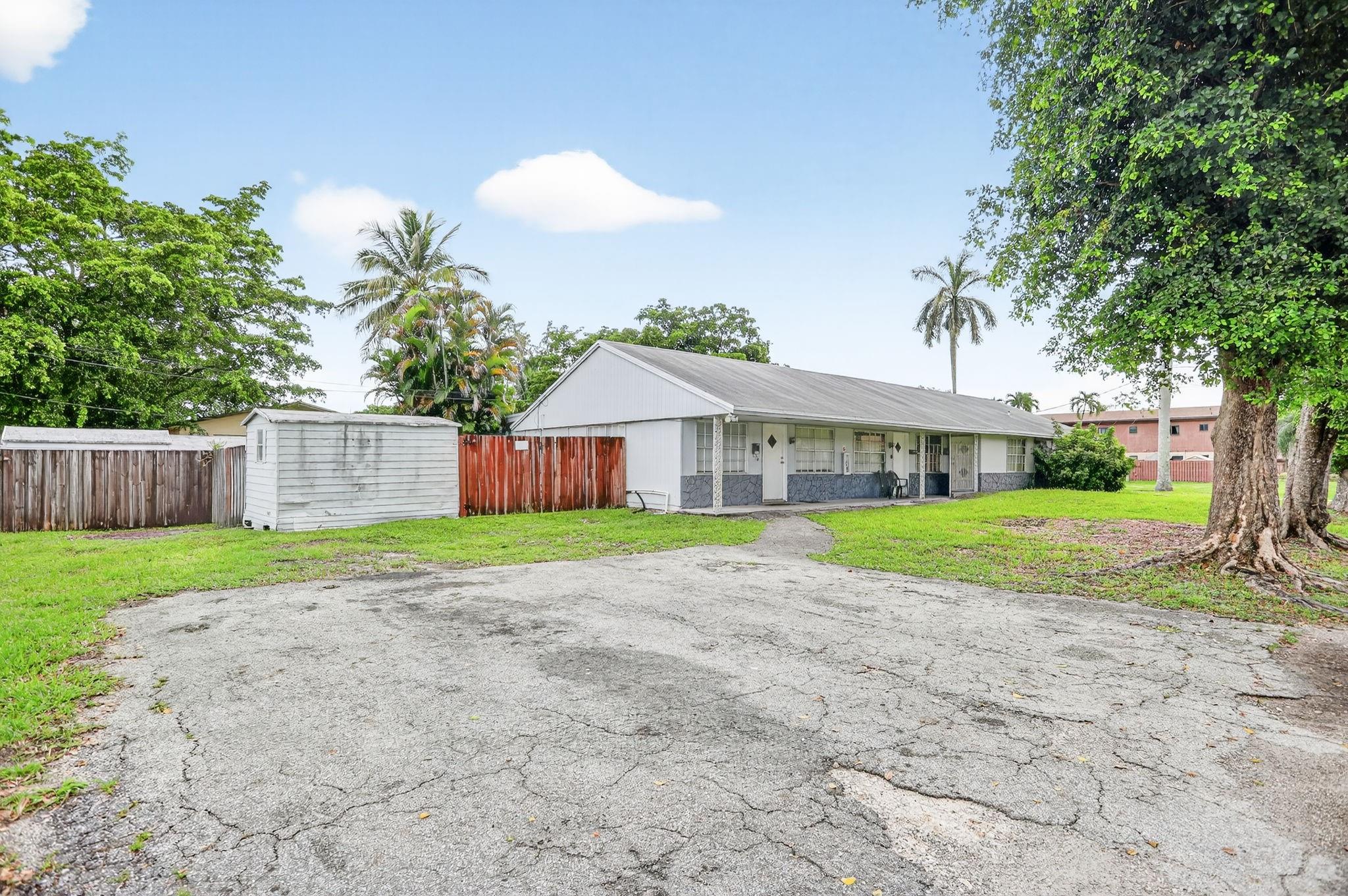 Discover your new home in the heart of Davie! This inviting 1-bedroom, 1-bathroom apartment offers generous space and is located in a sought-after neighborhood. Enjoy a hassle-free closing and moving process, plus it's a breeze to schedule a showing. Don't miss out on this fantastic opportunity!