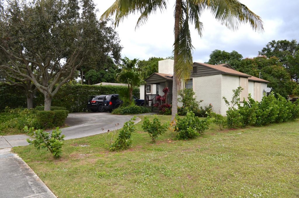 Photo of 131 NW 4th Avenue, Delray Beach, FL 33444 (MLS # R10944736)