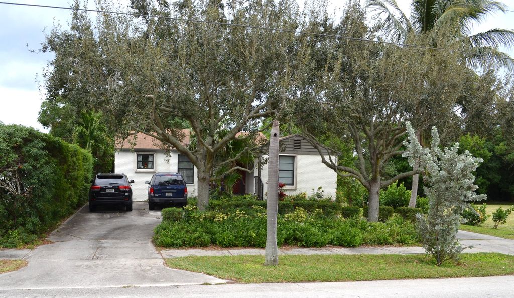 Photo of 131 NW 4th Avenue, Delray Beach, FL 33444 (MLS # R10944736)