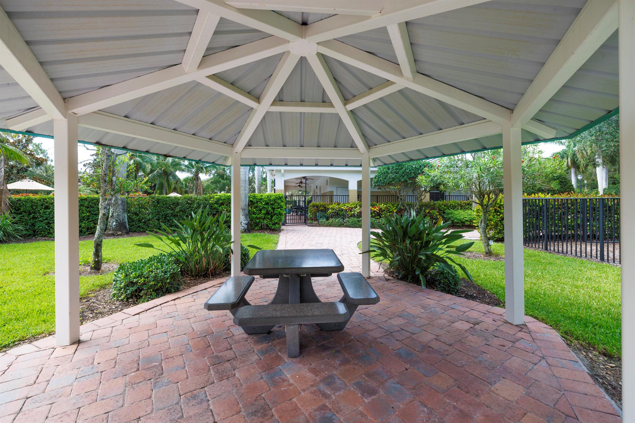 LEXINGTON LAKES - Residential