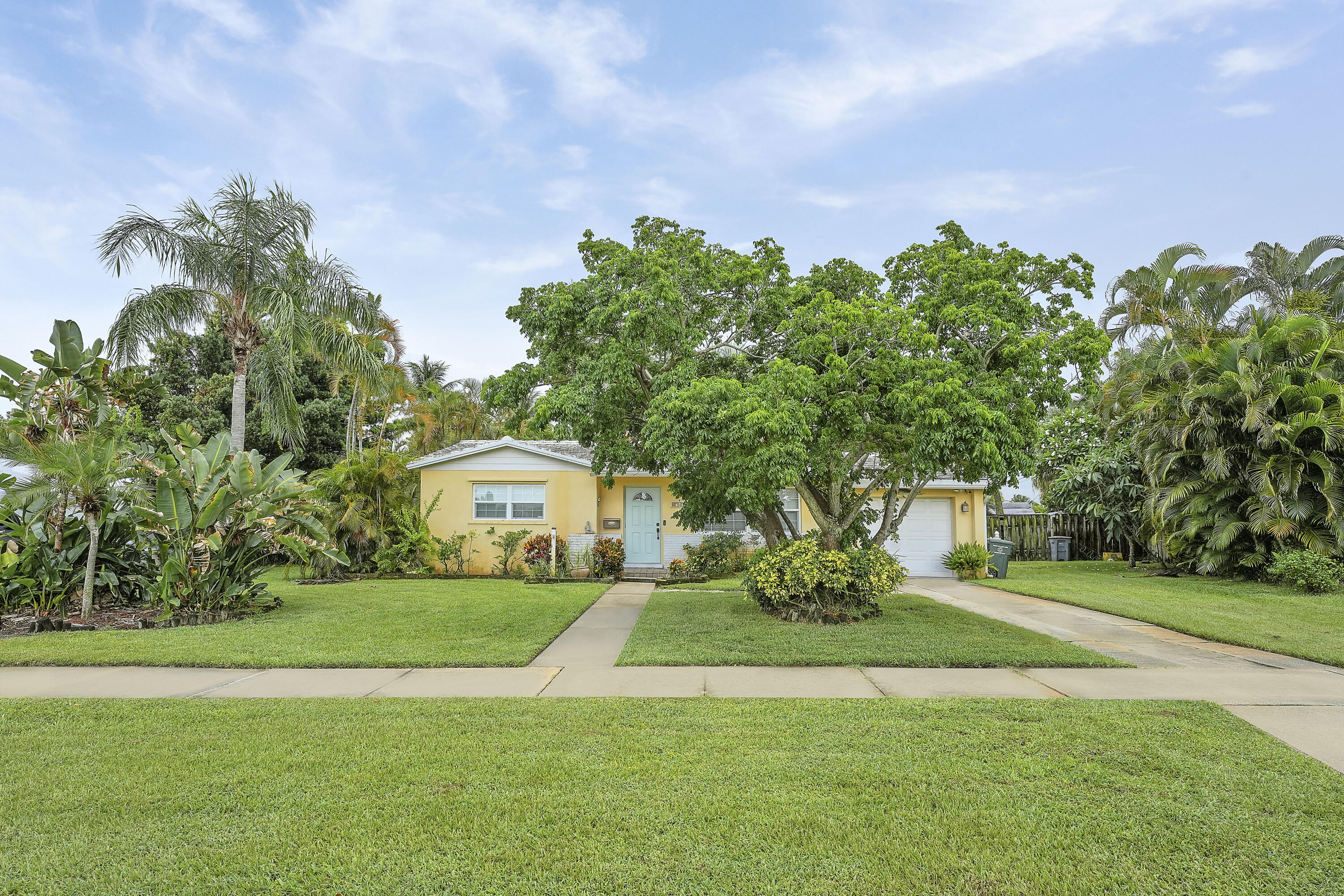 Well-maintained and move-in ready, this 2-bedroom, 1-bath single-family home is located in the City of Lake Park. The home features new appliances, a comfortable layout, and a one-car garage. The spacious, fully fenced backyard offers plenty of room for outdoor enjoyment.No HOA. Dogs allowed (maximum of two).Conveniently located near I-95, US-1, Northlake Blvd, shopping, dining, and local beaches.