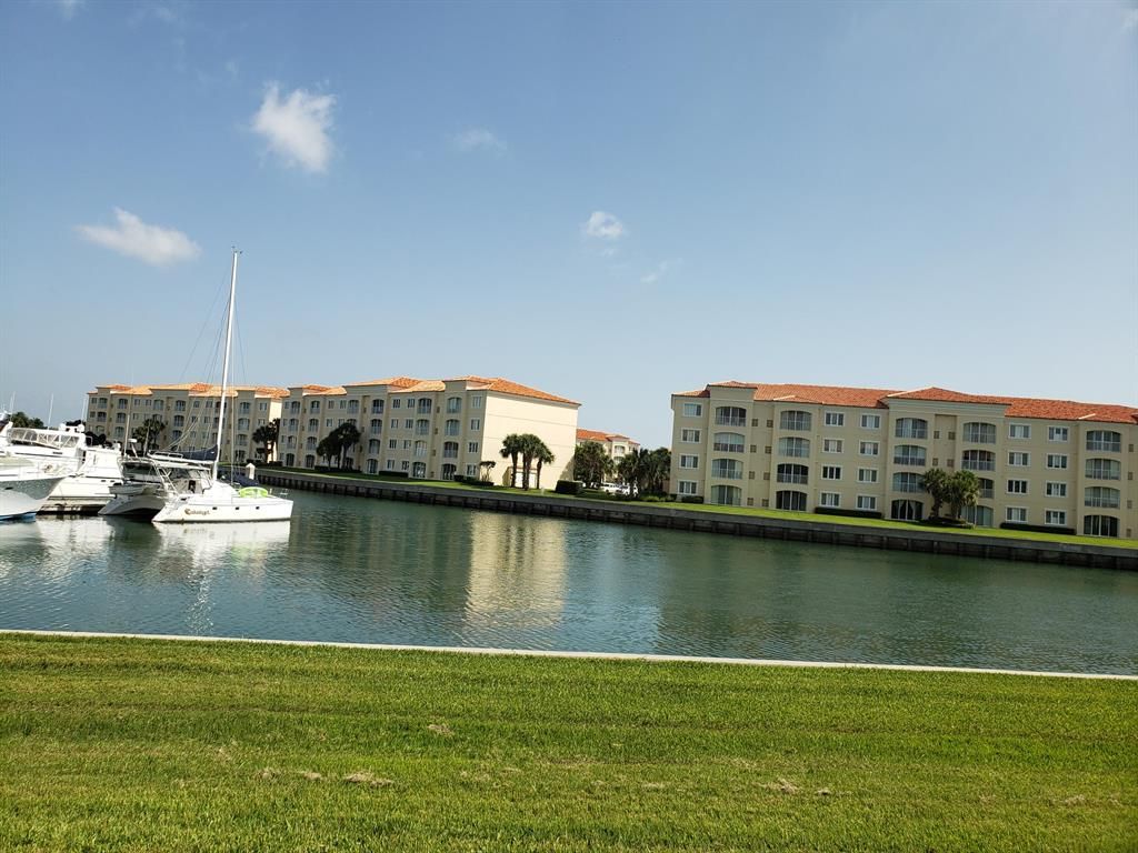 Photo of 16 Harbour Isle Drive Dr W #105, Fort Pierce, FL 34949 (MLS # R10712932)