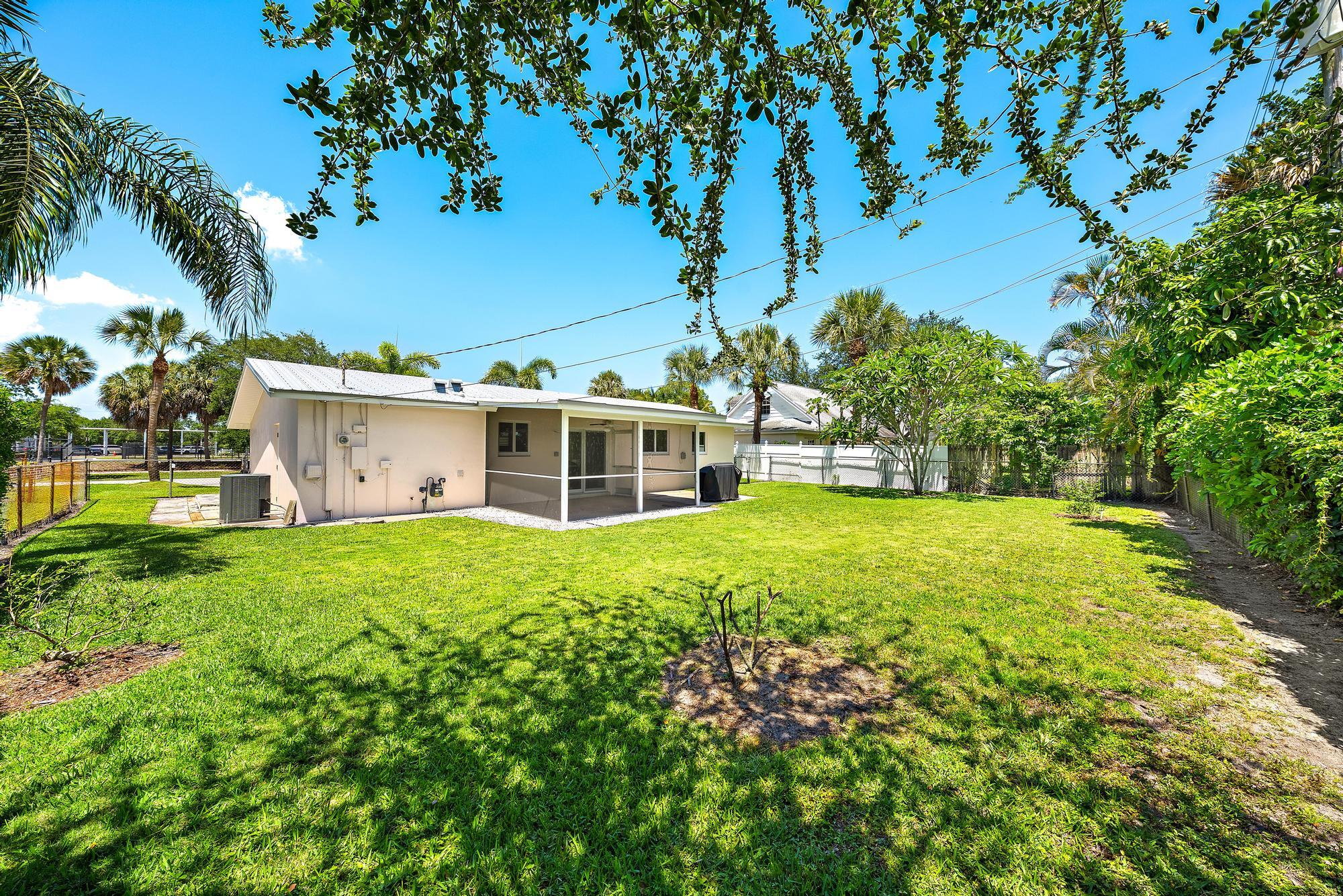 PALM BEACH GARDENS ESTATES - Residential Lease