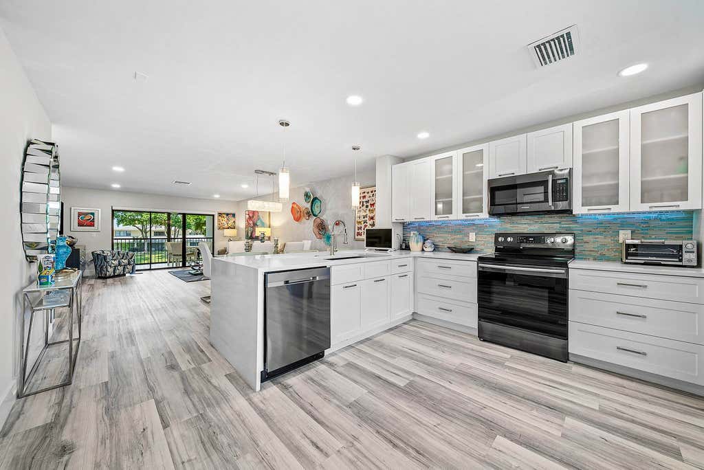 Photo of 42 STRATFORD Lane W #D, Boynton Beach, FL 33436 (MLS # B26066915)