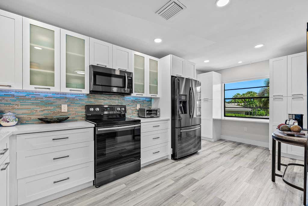 Photo of 42 STRATFORD Lane W #D, Boynton Beach, FL 33436 (MLS # B26066915)