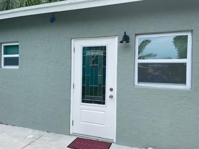 Beautiful and completely new 1-1. Fully furnished. Electric, Water, Wifi, Netflix, Prime Videos, Max / HBO. included. Counter Top kitchen with Toaster Oven/ Air Fryer, 2 burner hot plate., Bright, Private outdoors space with new patio furniture, shared grill. Near Publix and Palm Beach Zoo.