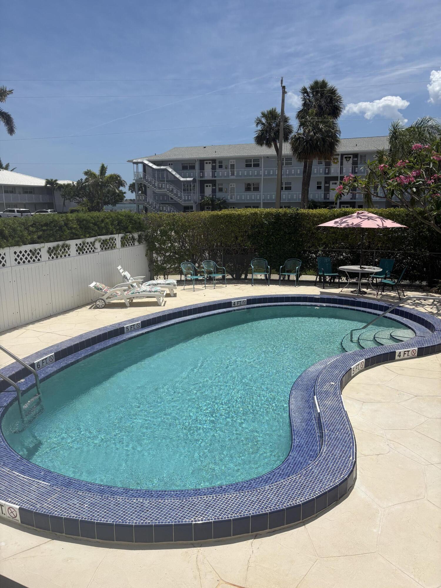 HAMPSHIRE ARMS CONDO APTS LT 181 (LESS W 8.5 FT) A - Residential