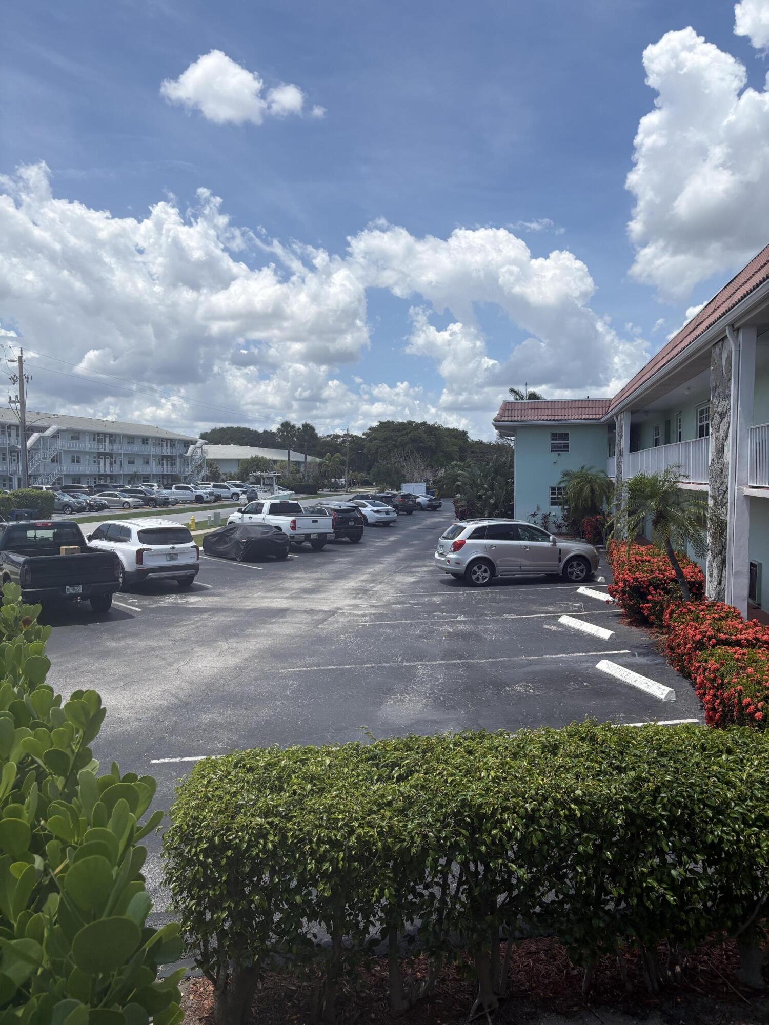 HAMPSHIRE ARMS CONDO APTS LT 181 (LESS W 8.5 FT) A - Residential
