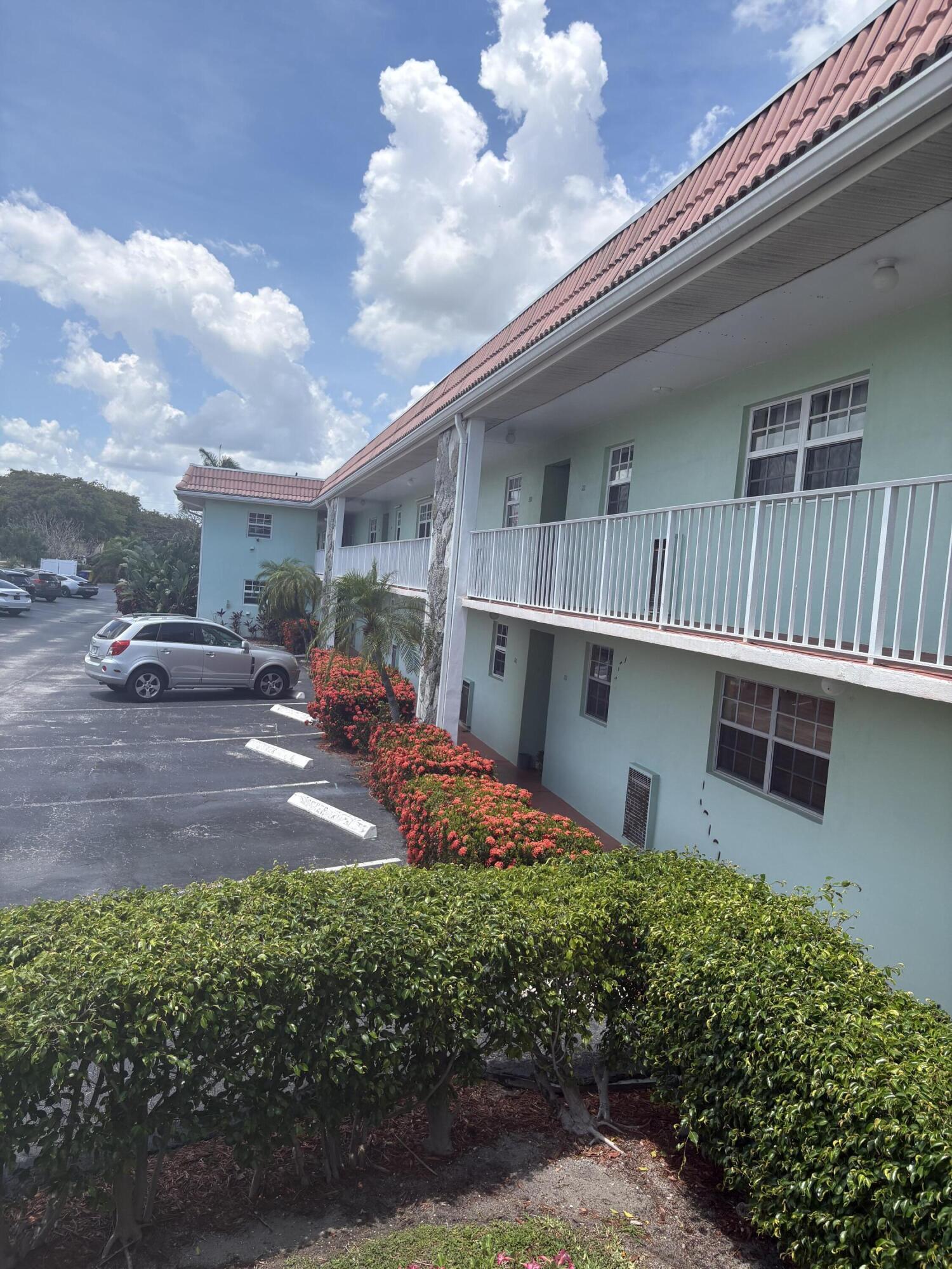 HAMPSHIRE ARMS CONDO APTS LT 181 (LESS W 8.5 FT) A - Residential