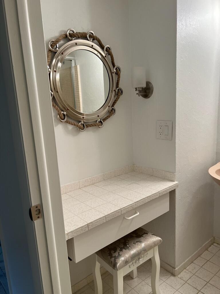 HAMPSHIRE ARMS CONDO APTS LT 181 (LESS W 8.5 FT) A - Residential