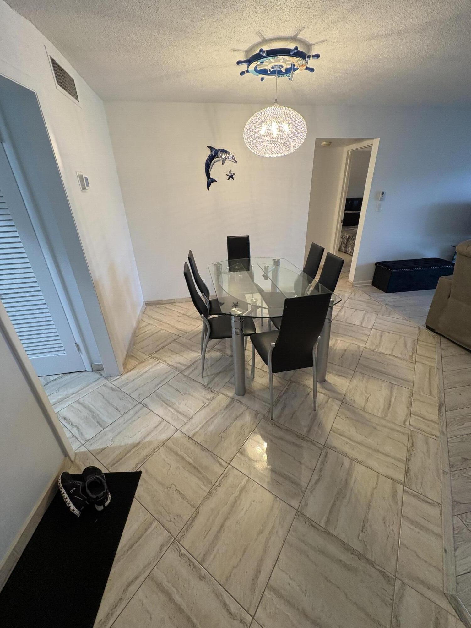 HAMPSHIRE ARMS CONDO APTS LT 181 (LESS W 8.5 FT) A - Residential