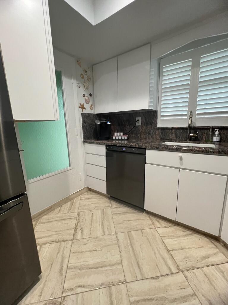 HAMPSHIRE ARMS CONDO APTS LT 181 (LESS W 8.5 FT) A - Residential