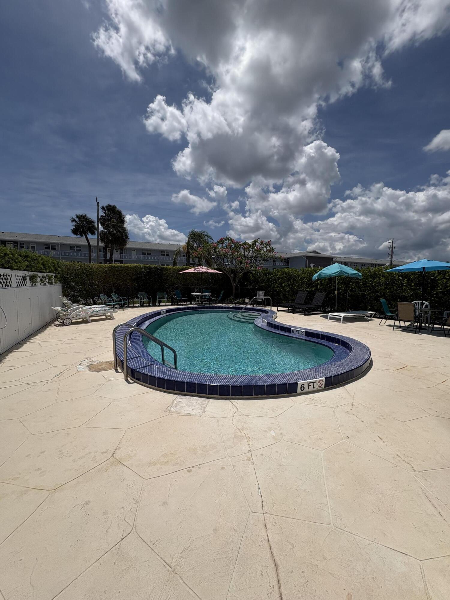 HAMPSHIRE ARMS CONDO APTS LT 181 (LESS W 8.5 FT) A - Residential