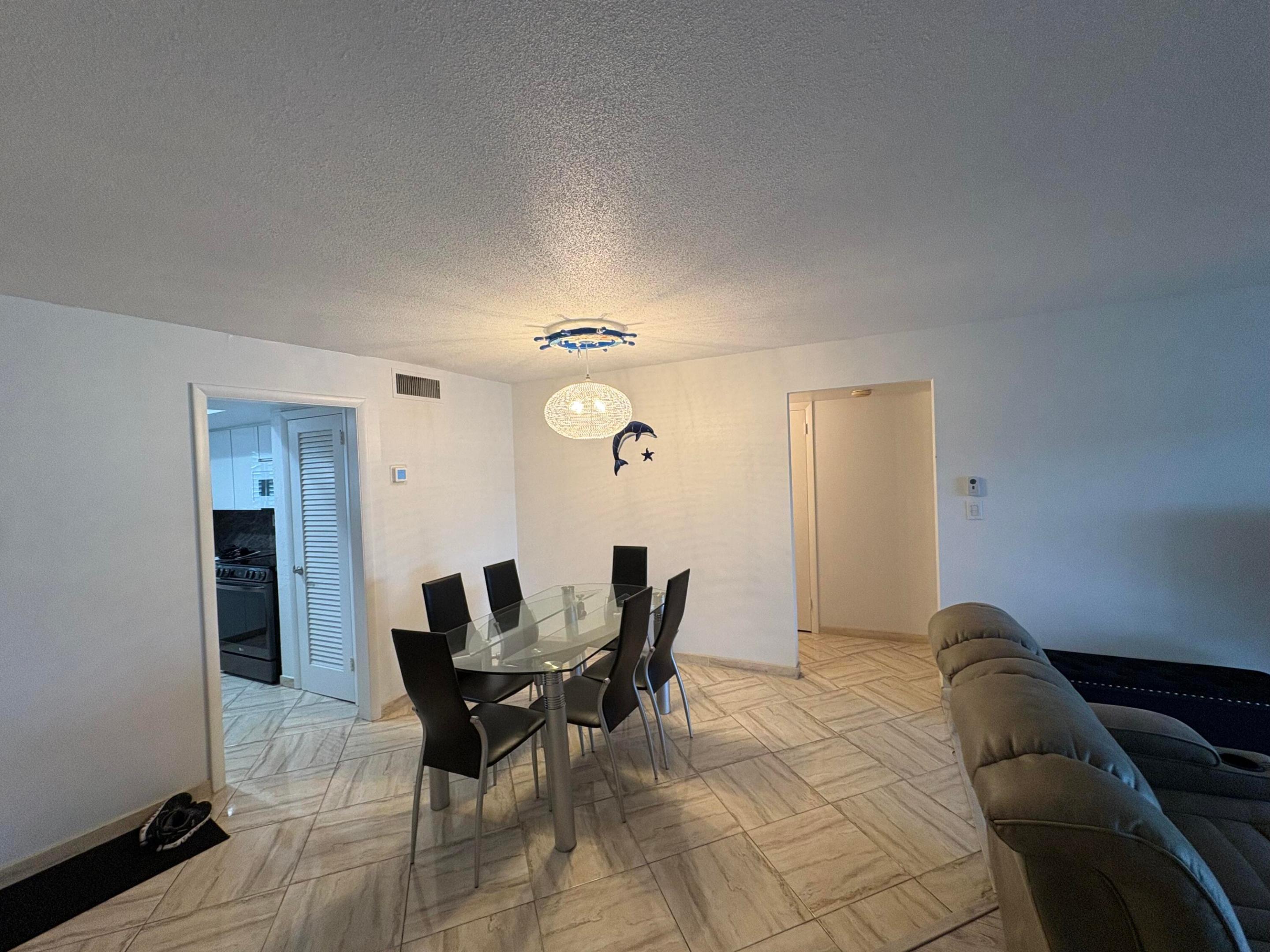 HAMPSHIRE ARMS CONDO APTS LT 181 (LESS W 8.5 FT) A - Residential