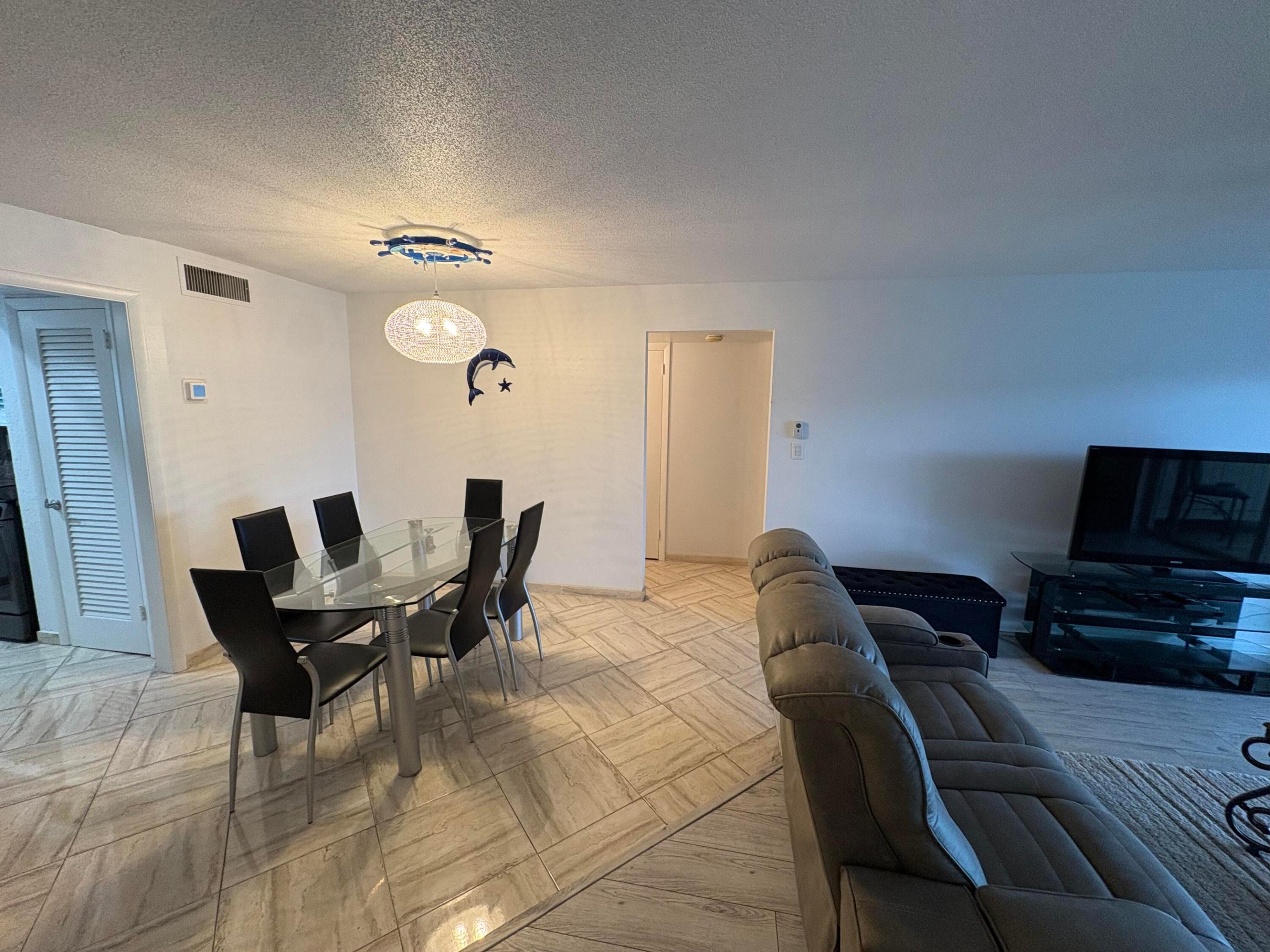 HAMPSHIRE ARMS CONDO APTS LT 181 (LESS W 8.5 FT) A - Residential