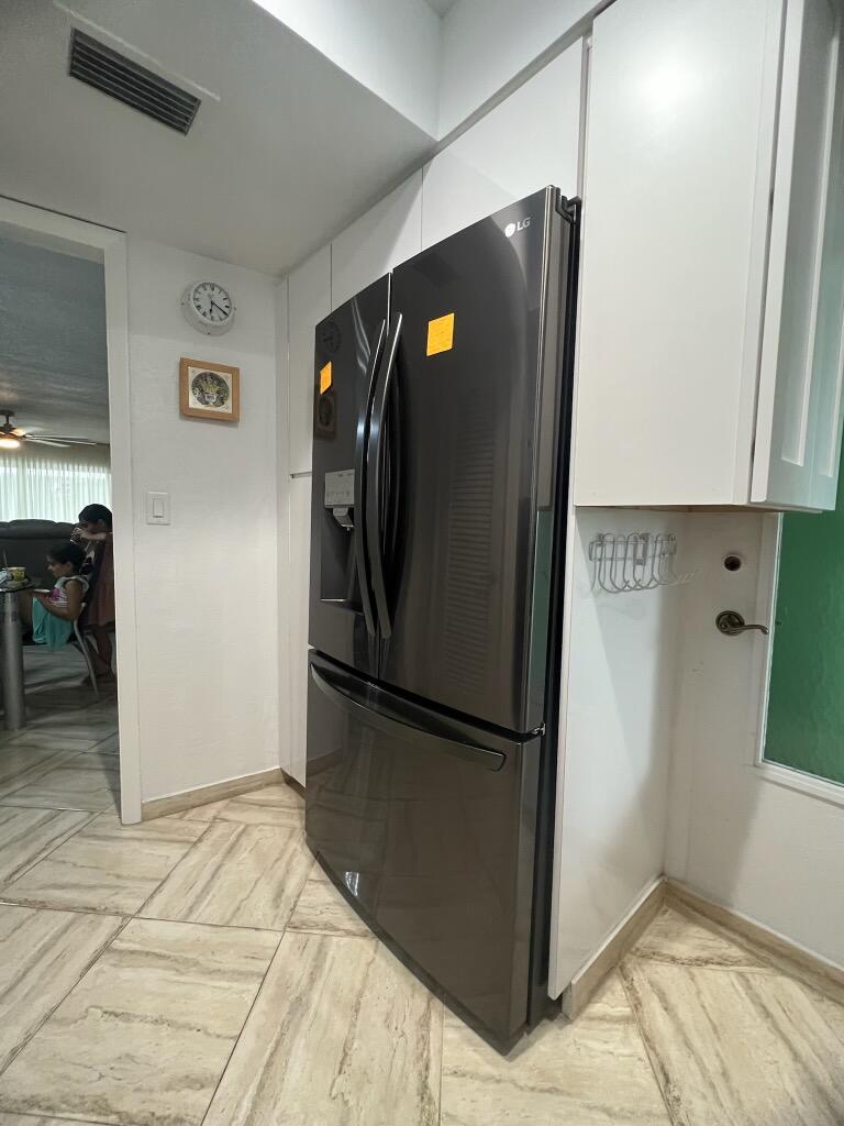 HAMPSHIRE ARMS CONDO APTS LT 181 (LESS W 8.5 FT) A - Residential