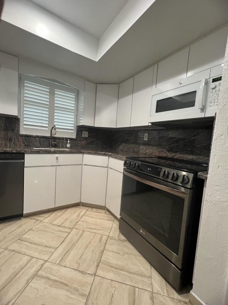 HAMPSHIRE ARMS CONDO APTS LT 181 (LESS W 8.5 FT) A - Residential