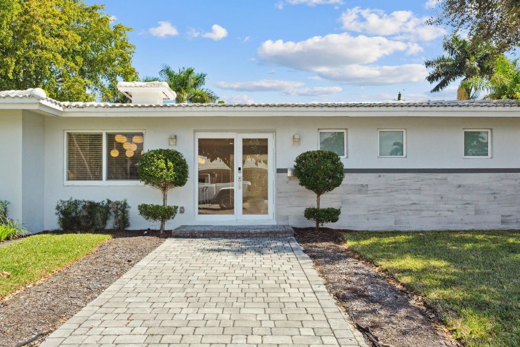 Photo of 2020 N Victoria Park Road, Fort Lauderdale, FL 33305 (MLS # F10544254)