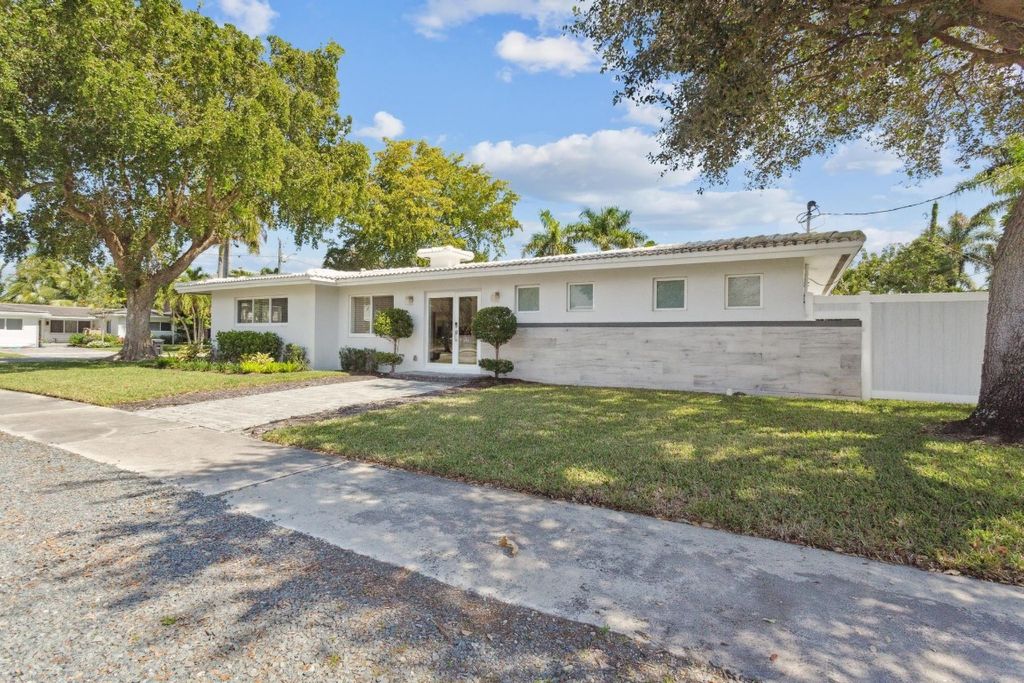 Photo of 2020 N Victoria Park Road, Fort Lauderdale, FL 33305 (MLS # F10544254)