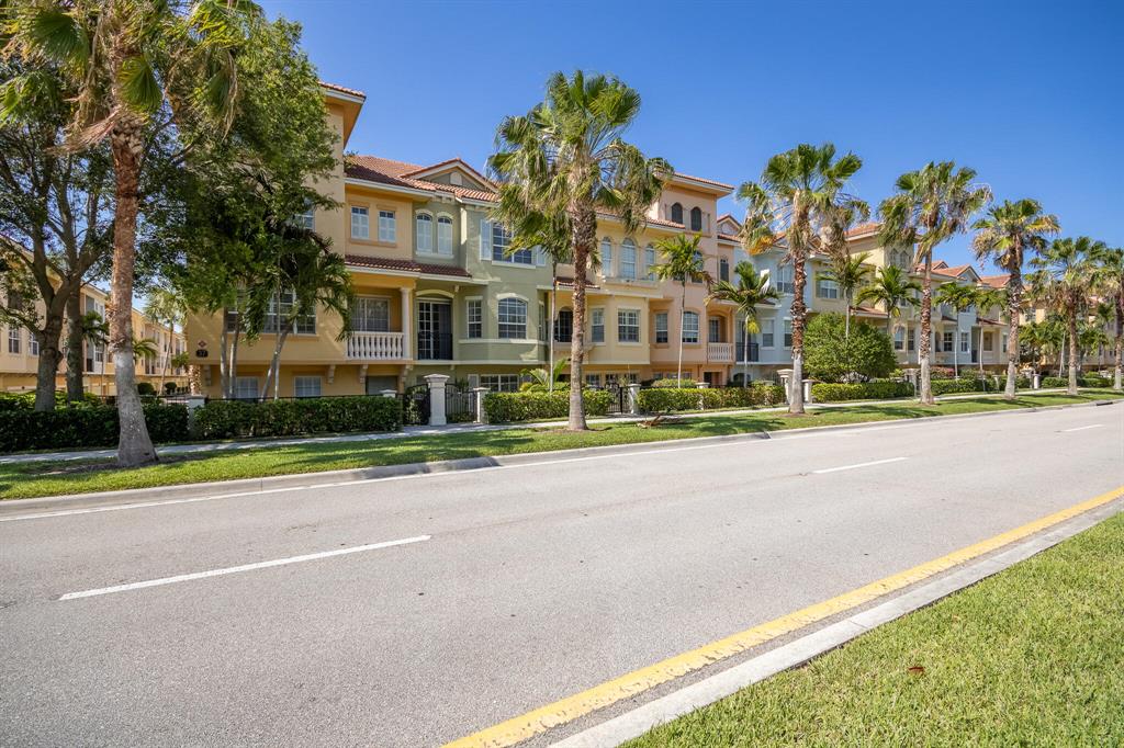 HARBOUR OAKS - Residential