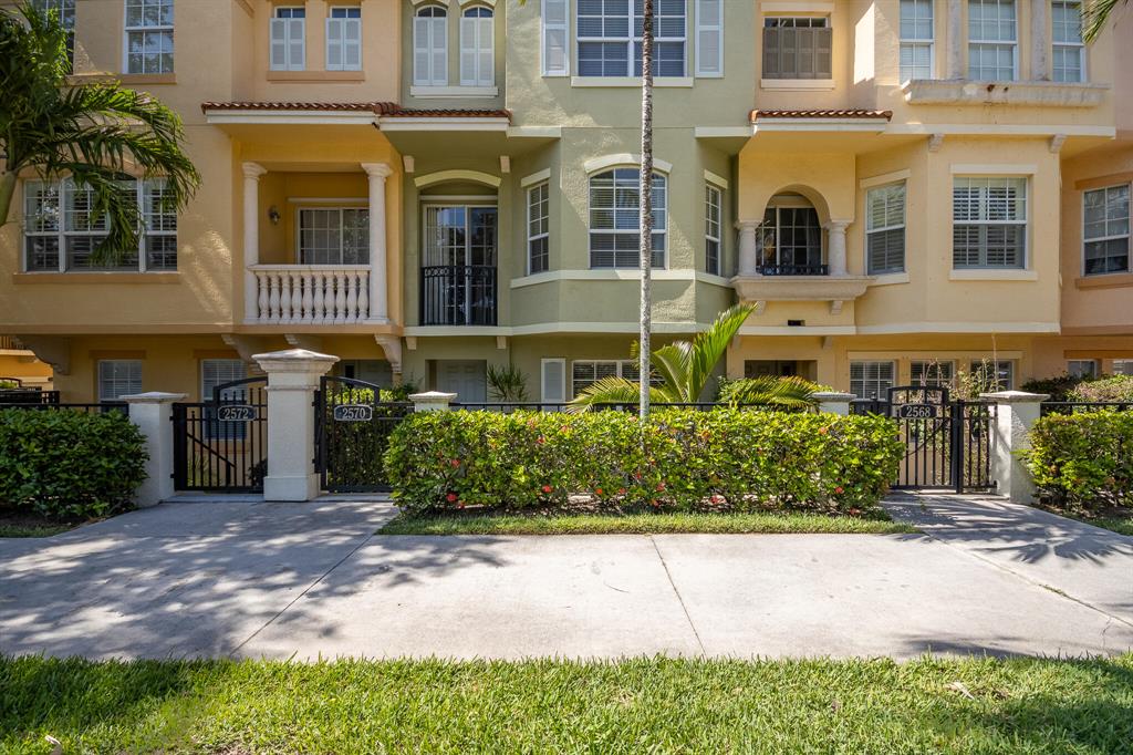 HARBOUR OAKS - Residential