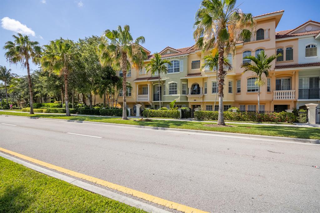 HARBOUR OAKS - Residential