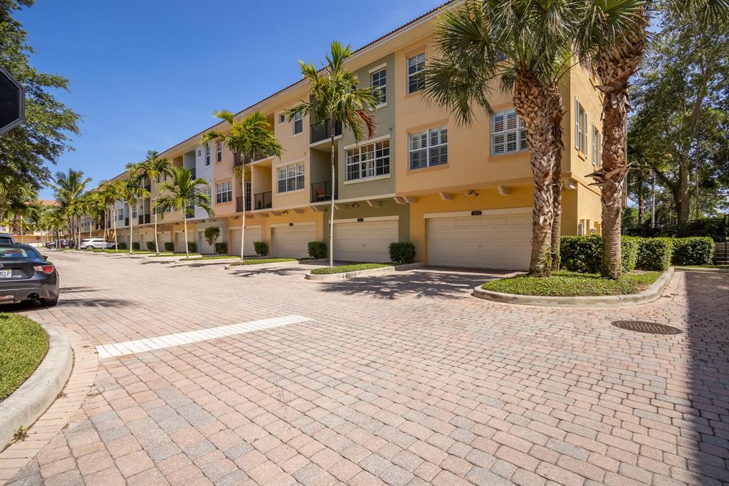 HARBOUR OAKS - Residential