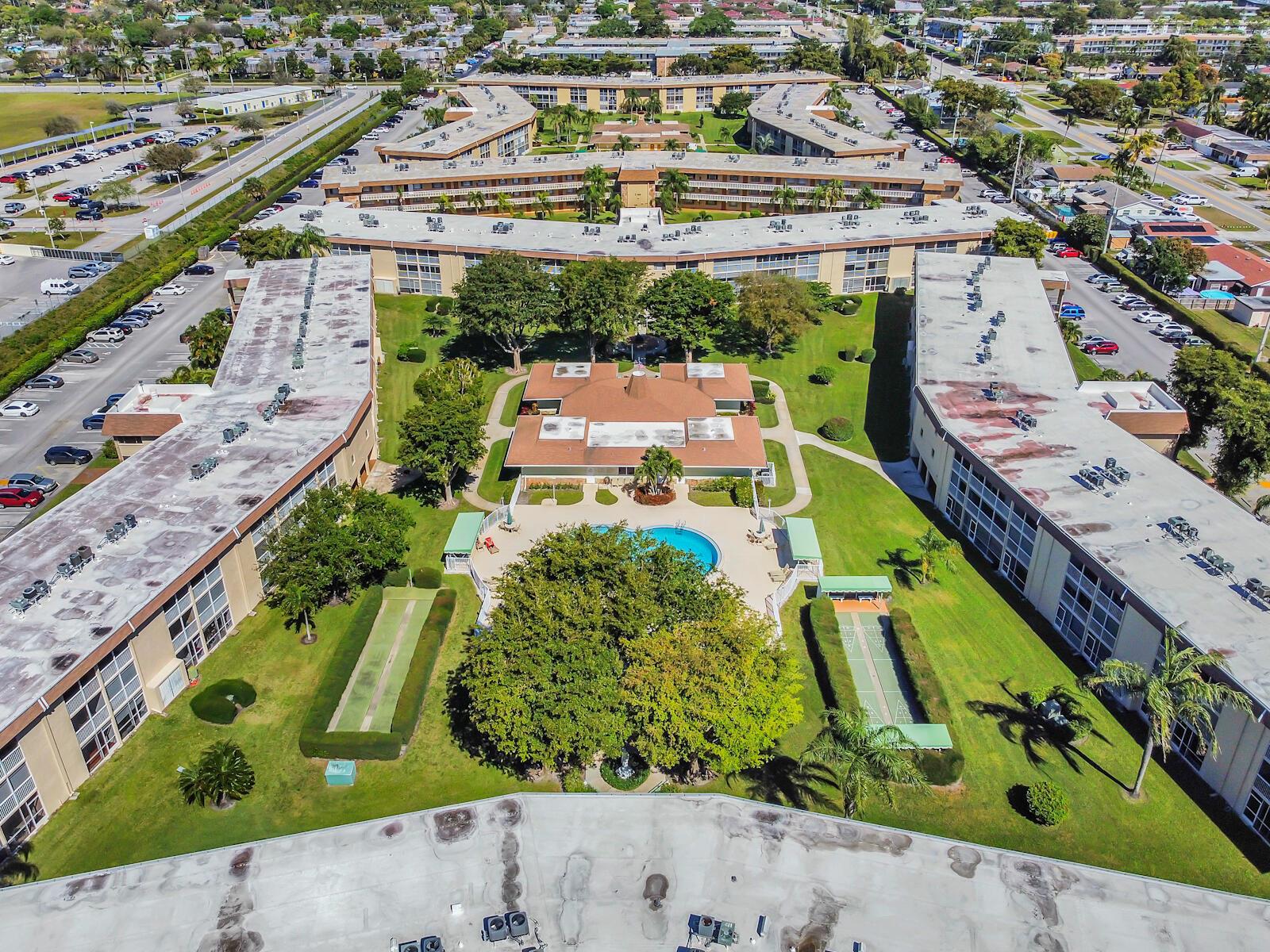 VILLAGE GREEN HAMPTON CON - Residential