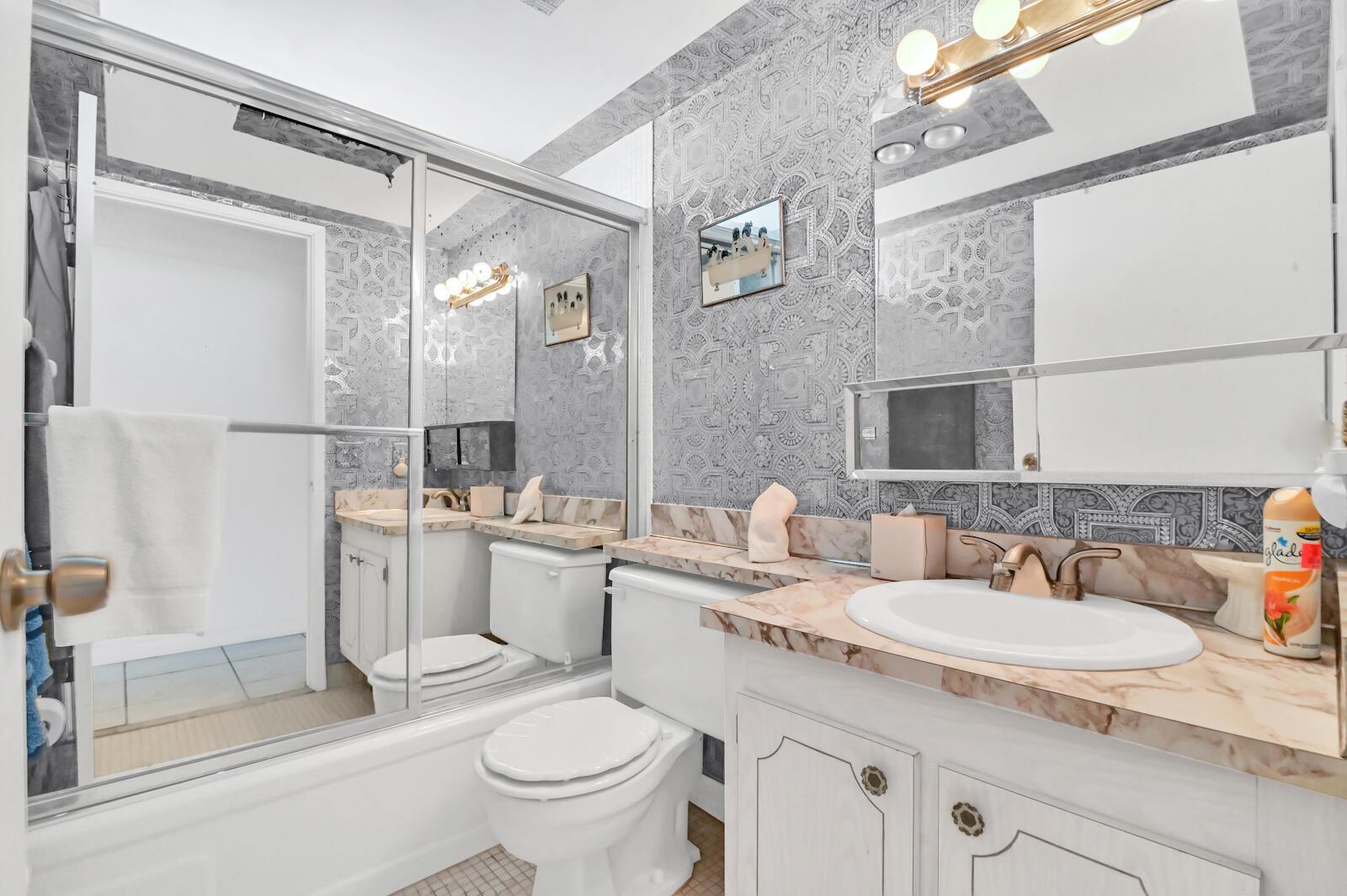 VILLAGE GREEN HAMPTON CON - Residential