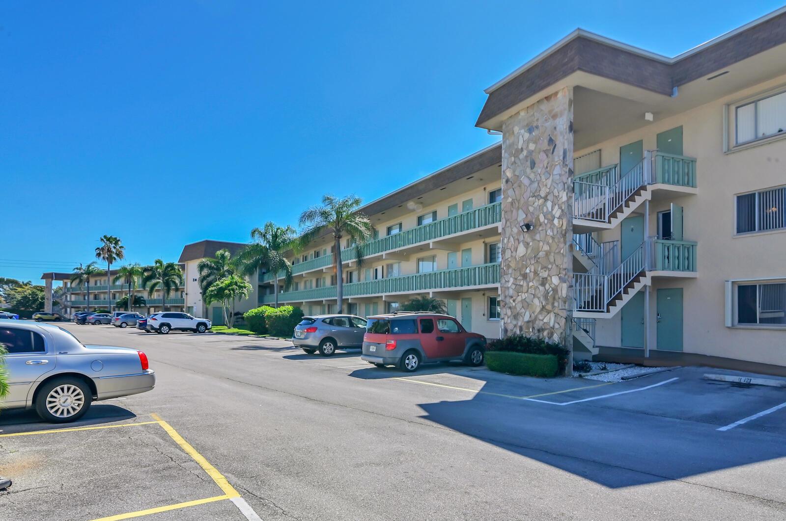 VILLAGE GREEN HAMPTON CON - Residential