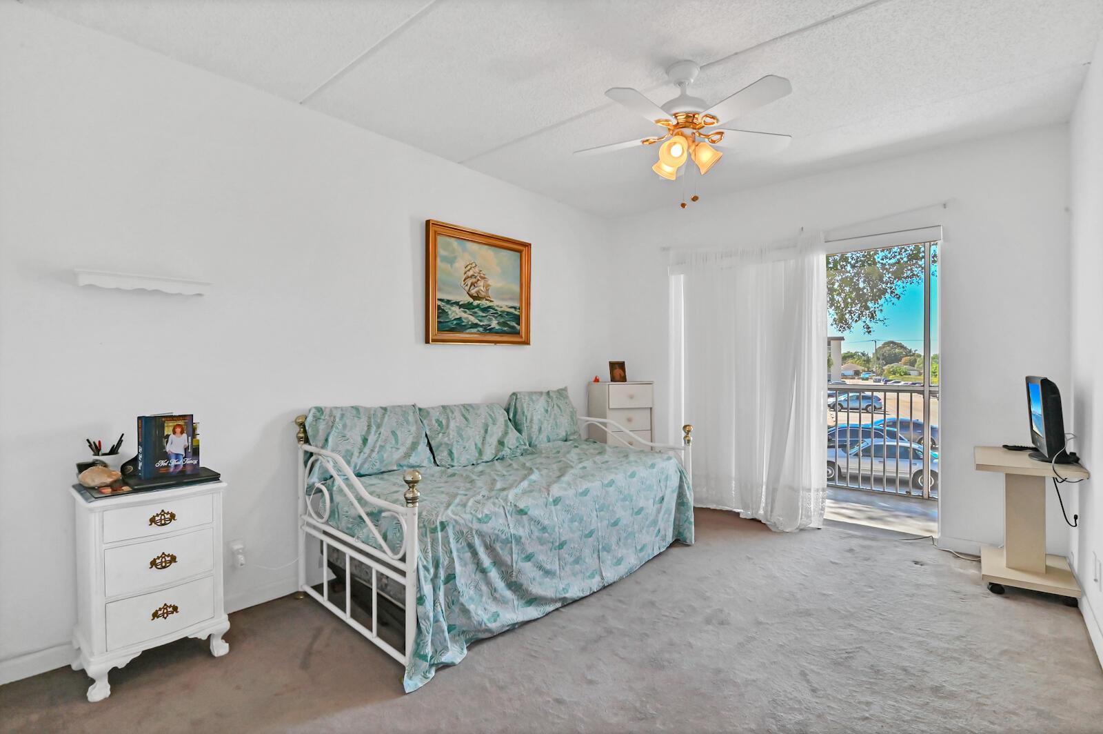 VILLAGE GREEN HAMPTON CON - Residential