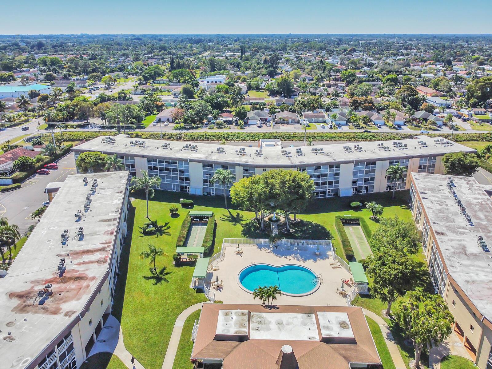 VILLAGE GREEN HAMPTON CON - Residential