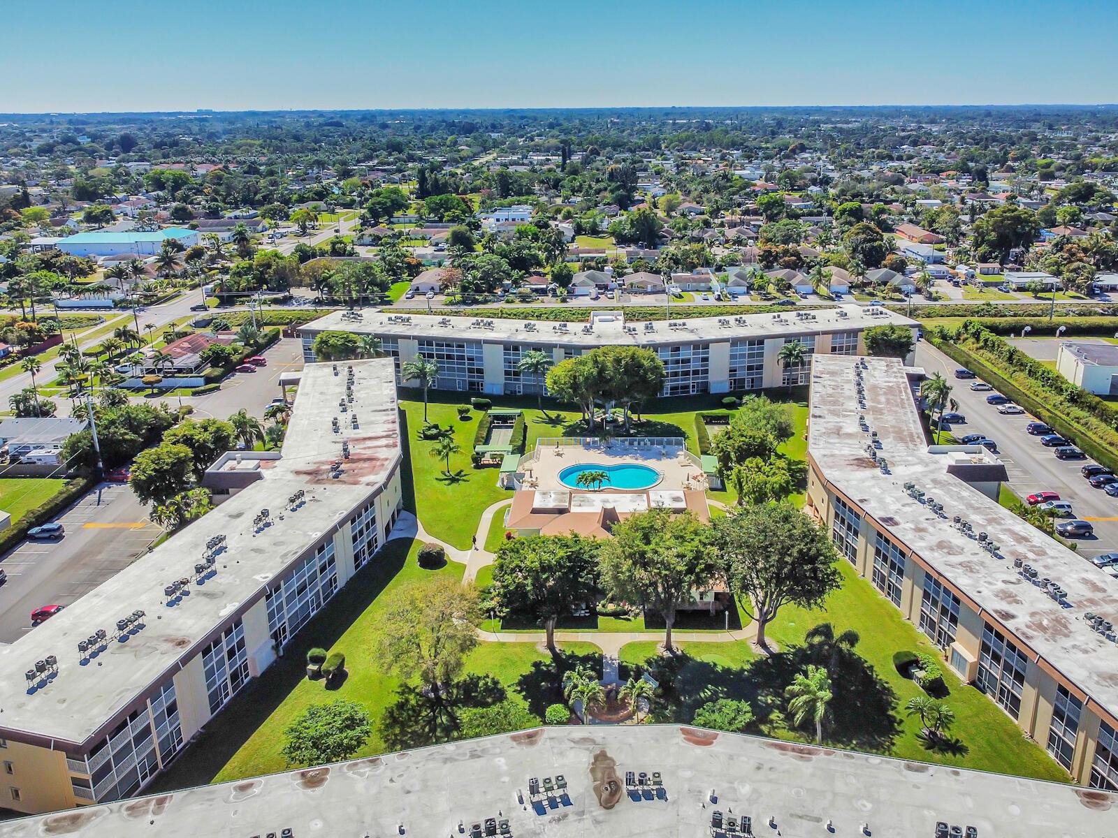 VILLAGE GREEN HAMPTON CON - Residential