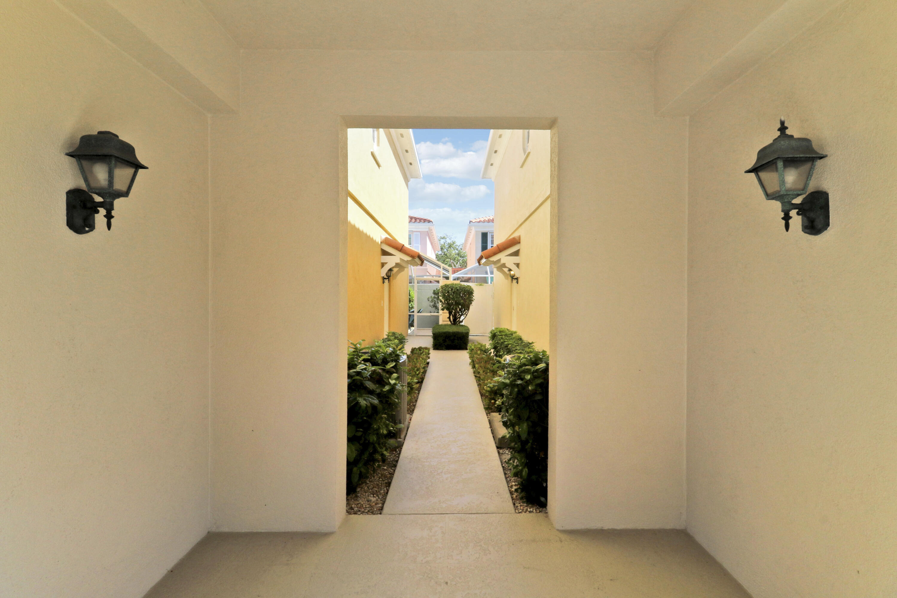 TEQUESTA OAKS - Residential