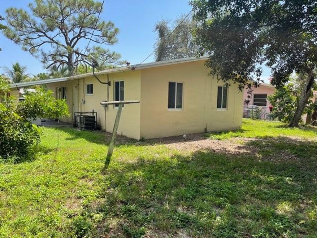 Photo of 631 SW 28th Dr, Fort Lauderdale, FL 33312 (MLS # F10301489)